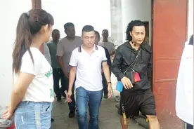 陈志朋现身南阳农村，为病逝兄弟父母盖房尽孝道，村民热情求合影视频封面
