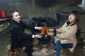 农村女孩做酸汤猪脚，配料简单味道足，皮脆肉嫩越啃越香视频封面