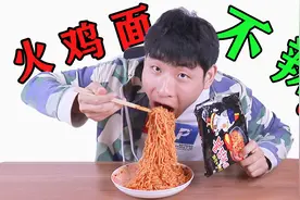 最近火爆全网的超辣火鸡面，小伙吃了竟然说不辣！