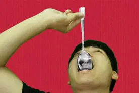 一天播放300万，揭秘网上热门魔术！口吞纯铁钢勺，我服了视频封面