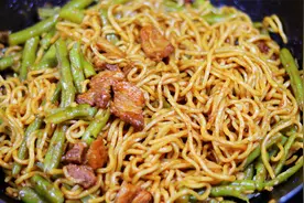 豆角焖面，到底是先炒豆角还是先蒸面条？教你详细做法，看饿了视频封面