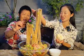 农村媳妇凉拌一盆宽粉条，泼上半碗蒜汁酱料，味道鲜美吃着真过瘾视频封面
