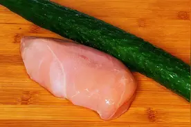 鸡胸肉别再水煮了，加一根黄瓜，出锅香气四溢，挑食的孩子都爱吃