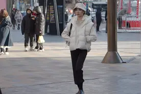 冬季如何穿搭的超凡脱俗？如何表现出圣洁优雅？那就选择白色吧视频封面
