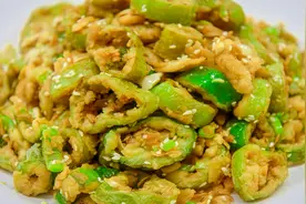 辣椒圈最好吃的做法，厨师长用面煎一煎，这口感酥脆令人回味视频封面