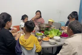 生活要有仪式感，孩子过8岁生日，全家热热闹闹为她庆生真开心视频封面