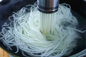 家庭自制土豆粉：加2个鸡蛋清就搞定，劲道又爽滑，做砂锅粉好吃