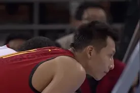 易建联男篮生涯最恐怖的隔扣！对手拉都拉不下来！易帝真不是白叫视频封面