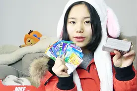 王者荣耀居然出迷你Q版英雄卡了，拆12盒看看能抽出几个呢？视频封面
