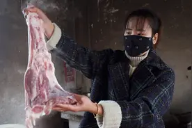 娟子买半个猪蹄炖一锅，喊明明和小明熠也来吃，尝尝娟子手艺