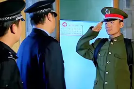 士兵突击：许三多对警察敬礼，动作标准，警察看证件发现他是老兵视频封面