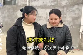 姑娘为相亲对象备礼物，还做水煮鱼招待，对象激动的把姑娘抱起来视频封面