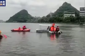 贵州安顺一载有学生大巴车冲进水库 17名潜水员赶赴现场！视频封面