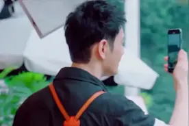 黄晓明与儿子打视频, 节目组忘记打马赛克, 看到屏幕画面粉丝急了视频封面