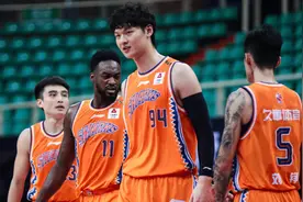 上海男篮3消息！CBA巨星加盟，弗雷戴特入选美国男篮，小丁出状况视频封面