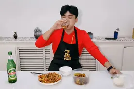 学做鱼香肉丝，准备一个小时，最后翻车了...啤酒和馒头往下顺！视频封面