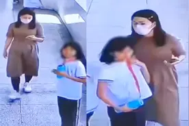 女生走廊外玩耍手不慎碰到老师 老师脚踢女生将其揪进教室视频封面