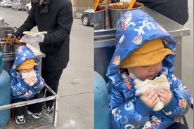 3岁萌娃陪父母外出摆摊，收摊时蹲小车上认真干饭，模样萌化众人视频封面