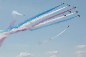 为什么飞机飞过天空，会留下一道白烟？原来并不是大人说的那样视频封面
