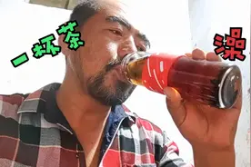 农民鲁智深零度依然光膀子，用凉水冲澡，澡后一杯茶，心里笑哈哈视频封面
