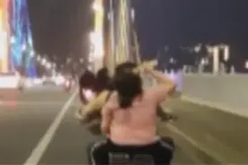 女子坐在飞驰电动车后座 上演高难度“嗦粉” 熟练姿势看呆路人视频封面