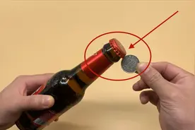 原来开啤酒瓶这么简单，学会这招一秒打开，以后别再找开瓶器了视频封面