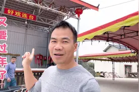 阿金的村子又要过年了，准备工作有条不紊进行，村里村外很热闹视频封面