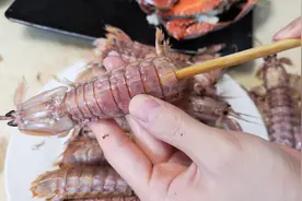 皮皮虾剥皮有妙招，一根筷子就搞定，5秒钟剥一个，再不怕扎手了视频封面