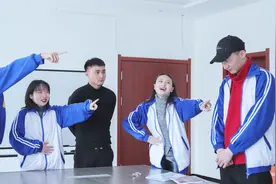 学生玩唐诗接龙，回答一个比一个有趣，整个过程太逗了视频封面