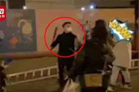 警方通报“大学生因自带酒水遭KTV服务员暴打”：2名打人者被刑拘视频封面