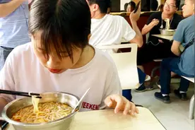 为什么广西的美女都喜欢吃酸辣的桂林米粉？视频封面