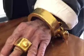 90岁老人展示随身携带金饰，4斤多手镯把一桌人看懵：还有金腰带视频封面