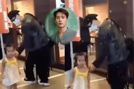 热心市民上线！王嘉尔给路过的女孩提肩带，贴心可爱举动暖倒网友视频封面
