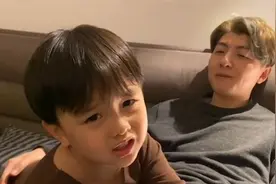 萌娃看爹妈“亲亲”吃醋崩溃大哭 听完爸爸狡辩 他的一句回答亮了视频封面