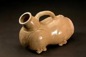 古代封建社会，皇宫里妃子宫女们，到底是如何解决上厕所问题的？视频封面