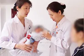 农妇上厕所时生娃，新生儿掉进马桶里，护士徒手捞出视频封面