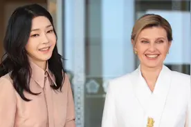 50岁金建希美炸了！一袭粉色套装温柔入骨，乌克兰第一夫人输了