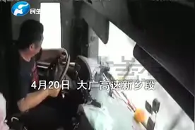 下雨天货车高速上不减速，路面打滑90度转弯撞上路边护栏视频封面