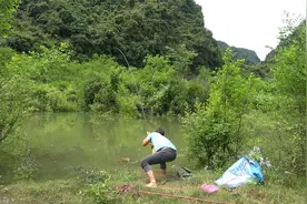 小伙到山里钓鱼，遇到了大鱼窝，第三条太生猛直接拉爆竿，过瘾了视频封面