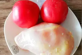 1块鸡胸肉，2个西红柿，简单一做，爽口开胃，上桌家人抢着吃