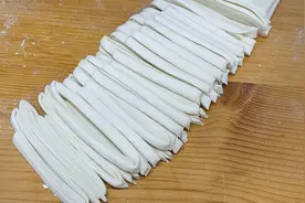 喜欢吃面条的可以试试这种懒人做法，纯手工擀面条，爽滑又筋道视频封面