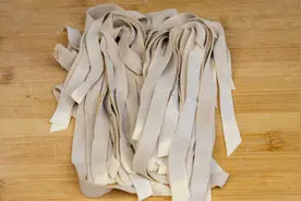 手擀红薯面怎么做好吃不易断？学会这3招技巧，面条劲道鲜香解馋