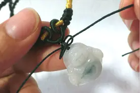 一分钟学会玉石吊坠打结方法，这样拴吊坠结实又美观，手工激励月视频封面