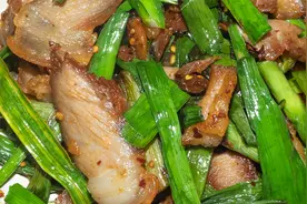 大蒜最普通的家常菜，这么炒下饭又好吃，简单的几部就能开饭视频封面