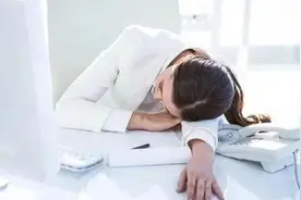 睡觉流口水是睡得香？还暗示了这些病视频封面