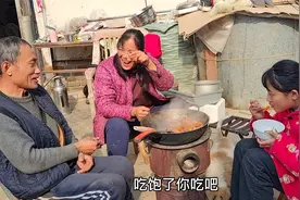 时隔半月改善生活，妈妈吃的狼吞虎咽，懂事妹妹把吃的留给妈妈！视频封面