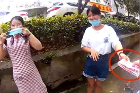 天降60张百元大钞女孩捡起直呼“烫手”：钱不是我的，报警归还视频封面