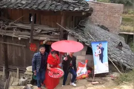 贵州农村一姑娘结婚，家里条件差，破木房里出嫁视频封面