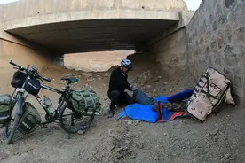 骑行西藏阿里南线，气温骤降偶遇大风，独自一人露营桥底害怕有狼