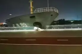 突发！上海徐汇滨江一开放平台被船舶迎面撞击，目击者称：吓死了视频封面